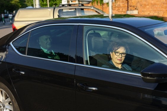 Przewodniczący KP PiS Mariusz Błaszczak i posłanka PiS Elżbieta Witek po posiedzeniu prezydium Komit