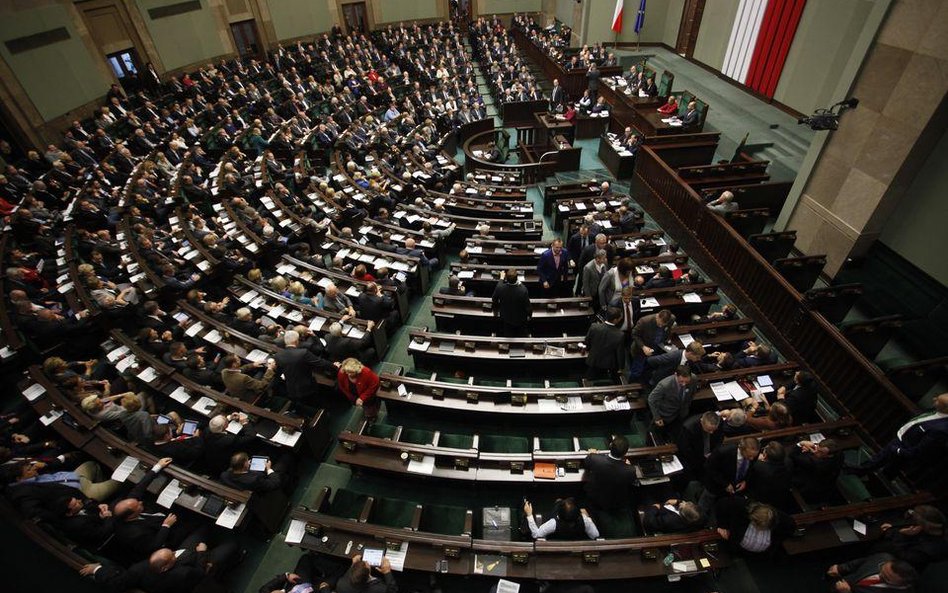 Trzy partie w Sejmie. PiS prowadzi w sondażu