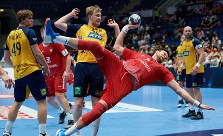 Kamil Syprzak (P) oraz Eric Johansson i Karl Wallinius ze Szwecji podczas meczu grupy II rundy zasad