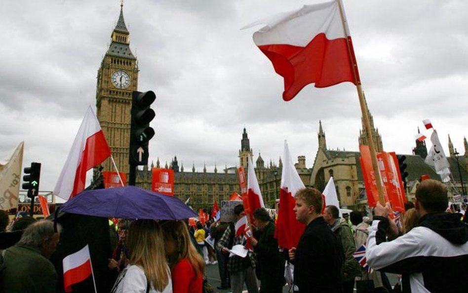 Na zdjęciu Polacy w Londynie podczas marszu na rzecz migrantów w maju 2009 r.