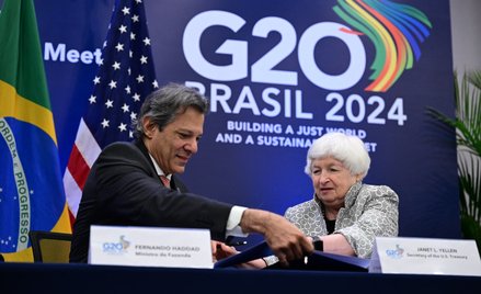 Brazylijski minister gospodarki  Fernando Haddad i amerykańska sekretarz skarbu Janet Yellen podczas