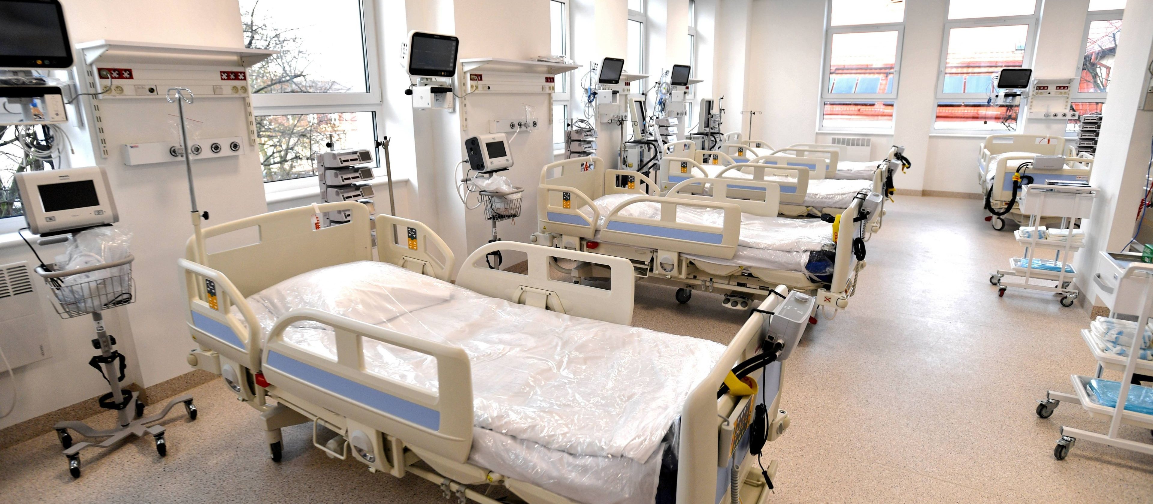 Pacjent chciał opuścić izolatkę, więc rozpalił ognisko. Oddział wstrzymuje pracę