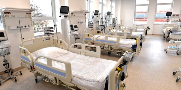 Pacjent chciał opuścić izolatkę, więc rozpalił ognisko. Oddział wstrzymuje pracę