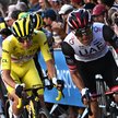 Tadej Pogacar w żołtej koszulce lidera i Rafał Majka (z prawej).
