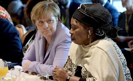 Angela Merkel słucha przewodniczącej Komisji Unii Afrykańskiej Nkosazany Dlamini-Zuma
