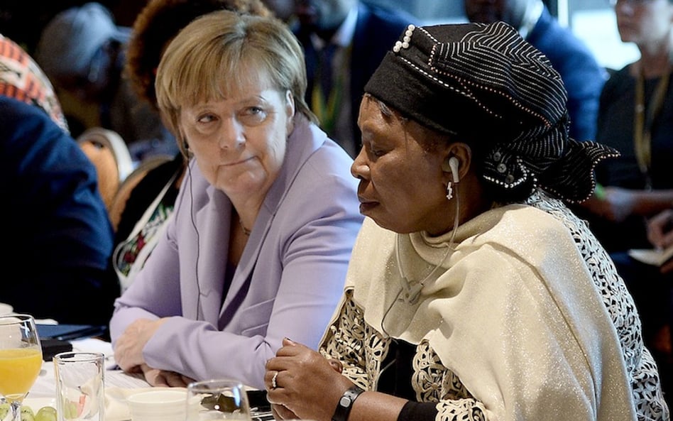 Angela Merkel słucha przewodniczącej Komisji Unii Afrykańskiej Nkosazany Dlamini-Zuma