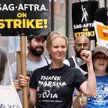 Strajk scenarzystów i aktorów popierają największe gwiazdy, jak Cynthia Nixon (na zdjęciu w środku),