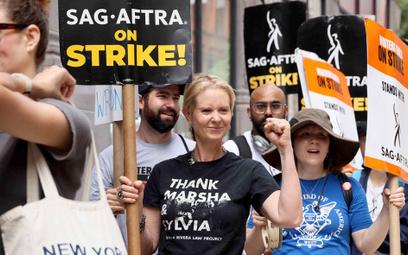 Strajk scenarzystów i aktorów popierają największe gwiazdy, jak Cynthia Nixon (na zdjęciu w środku),