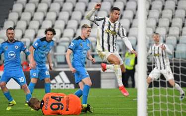 Juventus wygrywa, Szczęsny broni karnego