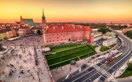 Czasy współczesne. Widok z drona na Zamek, Plac Zamkowy, Katedrę św. Jana i al. Solidarności (trasa 