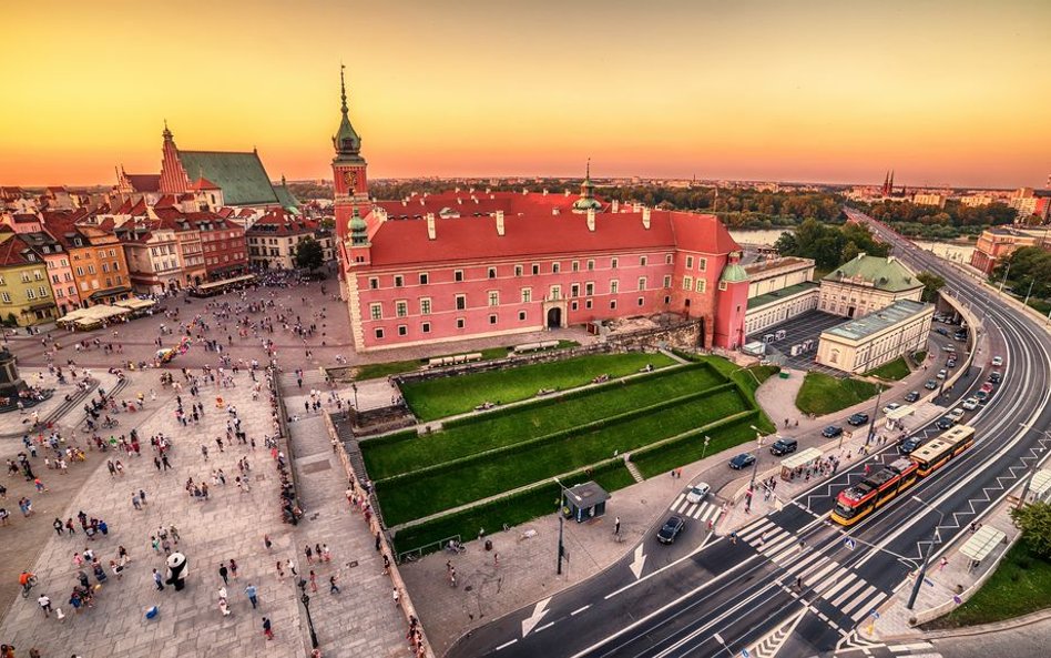 Czasy współczesne. Widok z drona na Zamek, Plac Zamkowy, Katedrę św. Jana i al. Solidarności (trasa 
