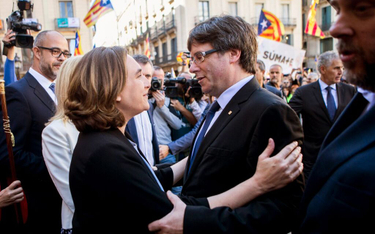 Burmistrz Barcelony Ada Colau oficjalnie popiera lidera secesjonistów Carlesa Puigdemonta. Ale bez p