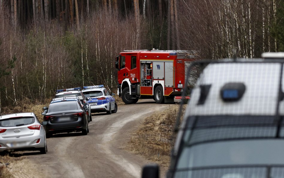 Służby w miejscu znalezienia ciał kobiet, okolice miejscowości Romanów