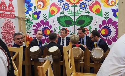 Ministerstwo rolnictwa promowało akcję "Wypoczywaj na wsi" na targach TT Warsaw. Od lewej: Wiesław C