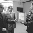 Redaktor naczelny "Rzeczpospolitej" Paweł Lisicki wręcza dyplom Markowi Metryckiemu, partnerowi kier