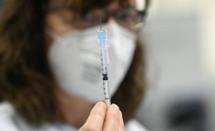 Bloomberg: W 51 krajach podano już 42,2 mln szczepionek przeciw COVID-19