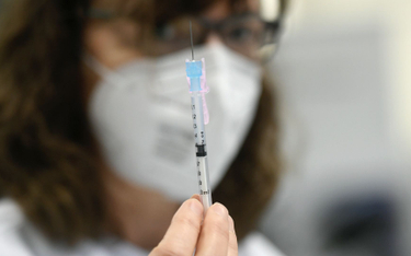 Bloomberg: W 51 krajach podano już 42,2 mln szczepionek przeciw COVID-19