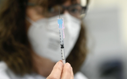 Bloomberg: W 51 krajach podano już 42,2 mln szczepionek przeciw COVID-19