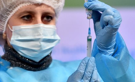 Dr Borkowski: Po hormonalnych środkach antykoncepcyjnych ryzyko 100 razy większe niż po szczepieniu
