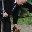 Nie jest tajemnicą, że prezes PiS jest miłośnikiem zwierząt (w domu ma dwa koty). Na zdjęciu z psem 
