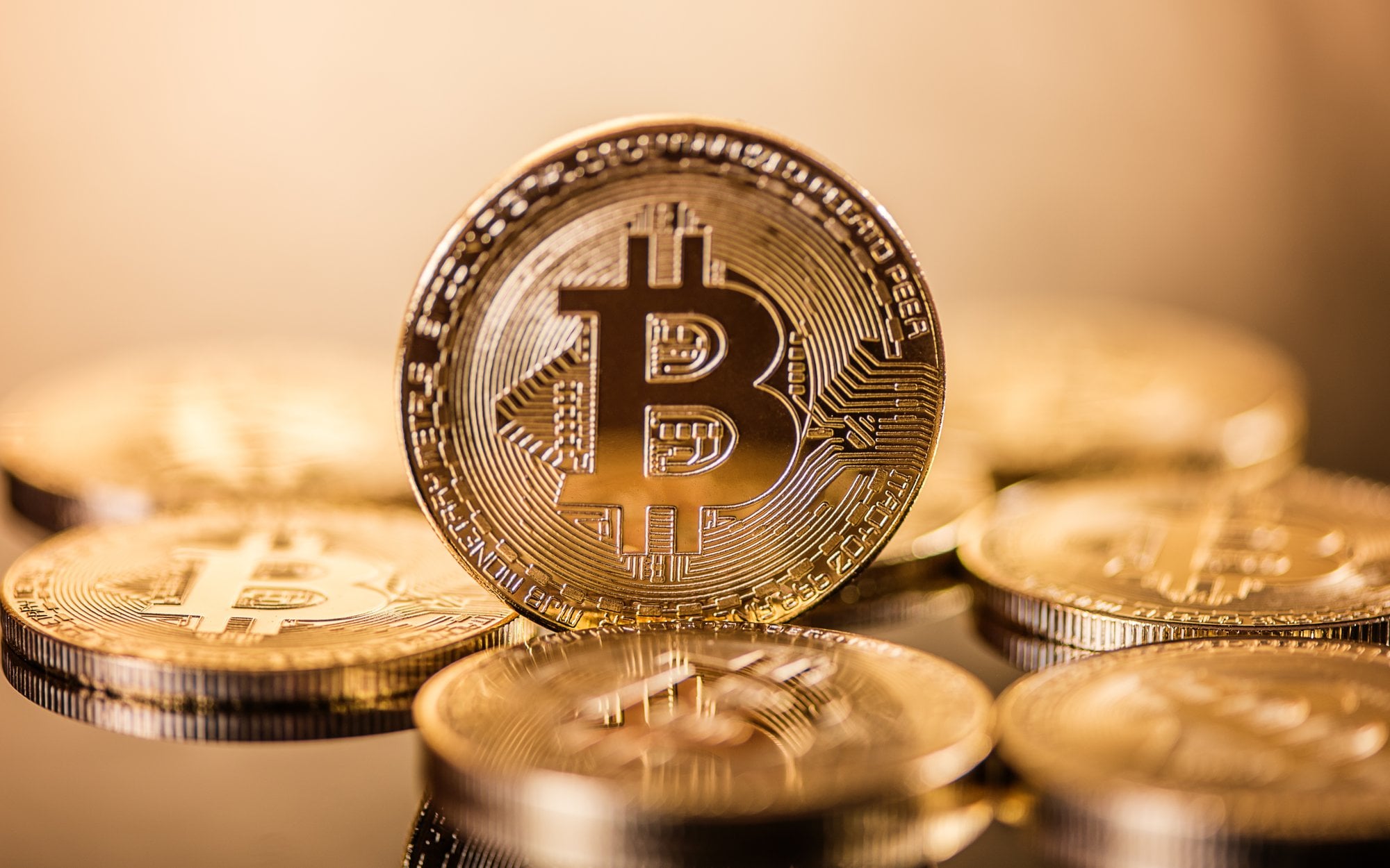 Bitcoin między młotem, a kowadłem