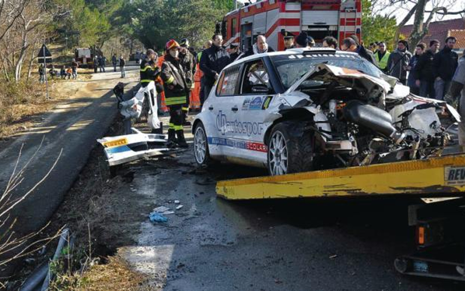 Prowadzona przez Kubicę skoda fabia S2000 uderzyła w barierę. Kierowca został wydobyty z wraku i prz