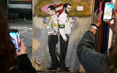 Wicepremierzy Matteo Salvini (z prawej) i Luigi Di Maio na muralu w Mediolanie, autor TvBoy