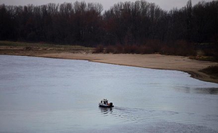 Ksiądz zawraca Wisłę kijem