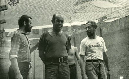 Jacek Kuroń (1934–2004), w 1975 r. współautor i sygnatariusz „Listu 59”, na spacerniaku więziennym p