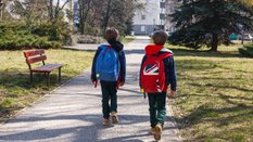 Ataki w polskich szkołach. Psycholożka mówi, od czego warto zacząć rozmowę z dzieckiem