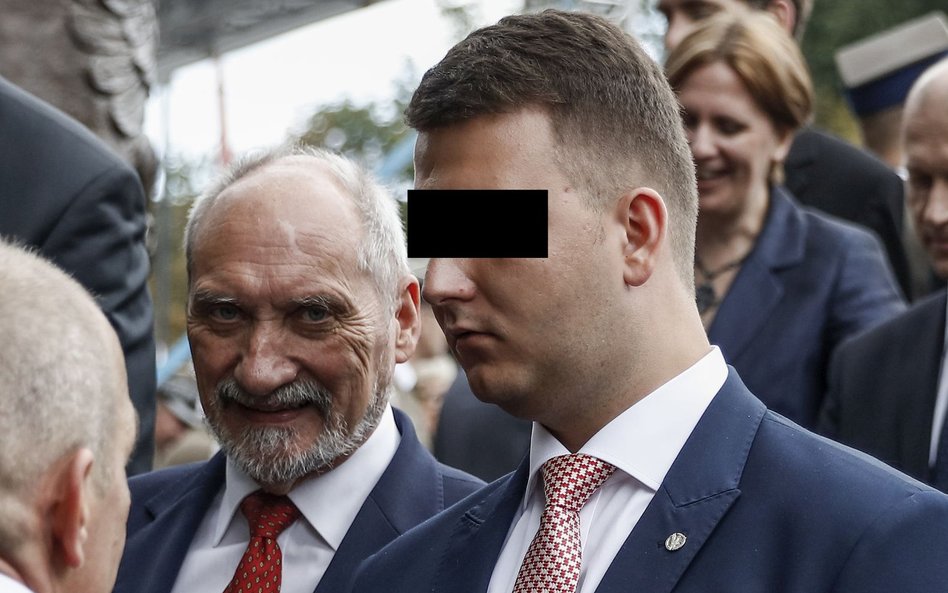 Były szef MON Antoni Macierewicz z byłym rzecznikiem resortu