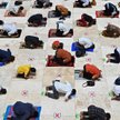 Pierwsza nocna modlitwa ramadanowa wielkim meczecie w Dżakarcie, stolicy Indonezji – państwa, gdzie 