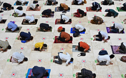 Pierwsza nocna modlitwa ramadanowa wielkim meczecie w Dżakarcie, stolicy Indonezji – państwa, gdzie 