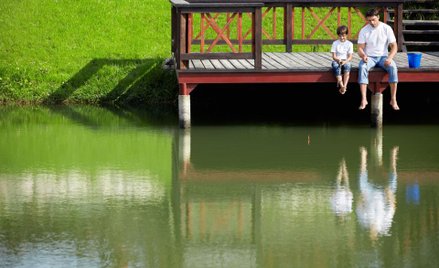 Pomost zbudowany na wodach jeziora może oddziaływać na jej działkę na brzegu