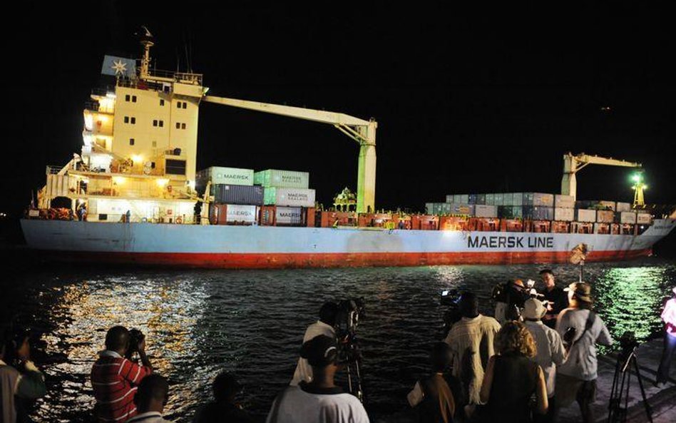 Na pokładach niektórych jednostek, na przykład „Maersk Alabama” z USA, umieszczono ochroniarzy