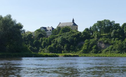 Drohiczyn wznosi się na skarpie nad Bugiem.