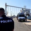 Włochy: Dwa statki z migrantami nie mogą wejść do portów