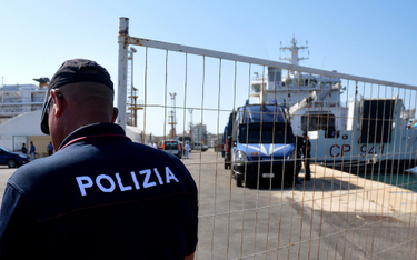 Włochy: Dwa statki z migrantami nie mogą wejść do portów