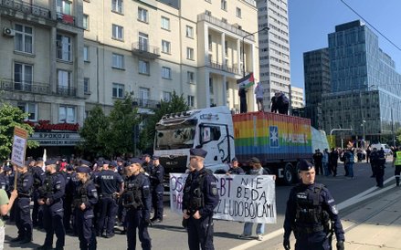 Policjanci otoczyli okupowany kontener kordonem