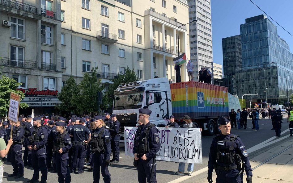 Policjanci otoczyli okupowany kontener kordonem