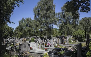 Cmentarz Bródnowski (Bródzieński) znajduje się przy ul. Św. Wincentego 83