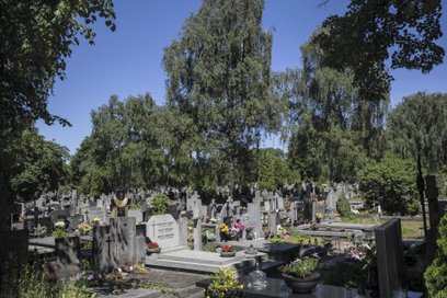 Cmentarz Bródnowski (Bródzieński) znajduje się przy ul. Św. Wincentego 83