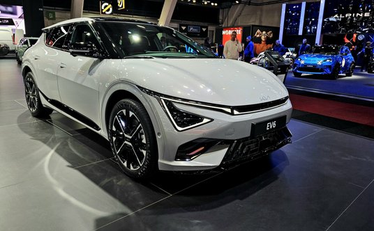 Zmodernizowaną Kia EV6 można rozpoznać m.in. po nowym układzie świateł z przodu. Elektryk otrzymał w