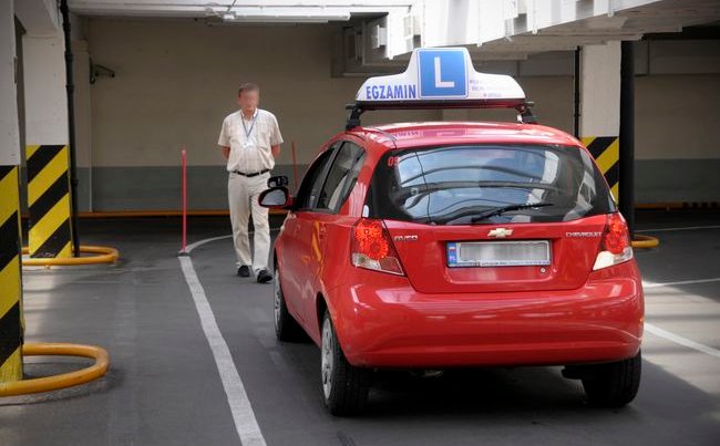 Biegły ds. wypadków drogowych: Egzamin na prawo jazdy trzeba zmieniać, ale z głową