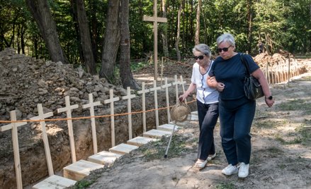 Pogrzeb ekshumowaych ofiar rzezi wołyńskiej na terenie wsi Puźniki