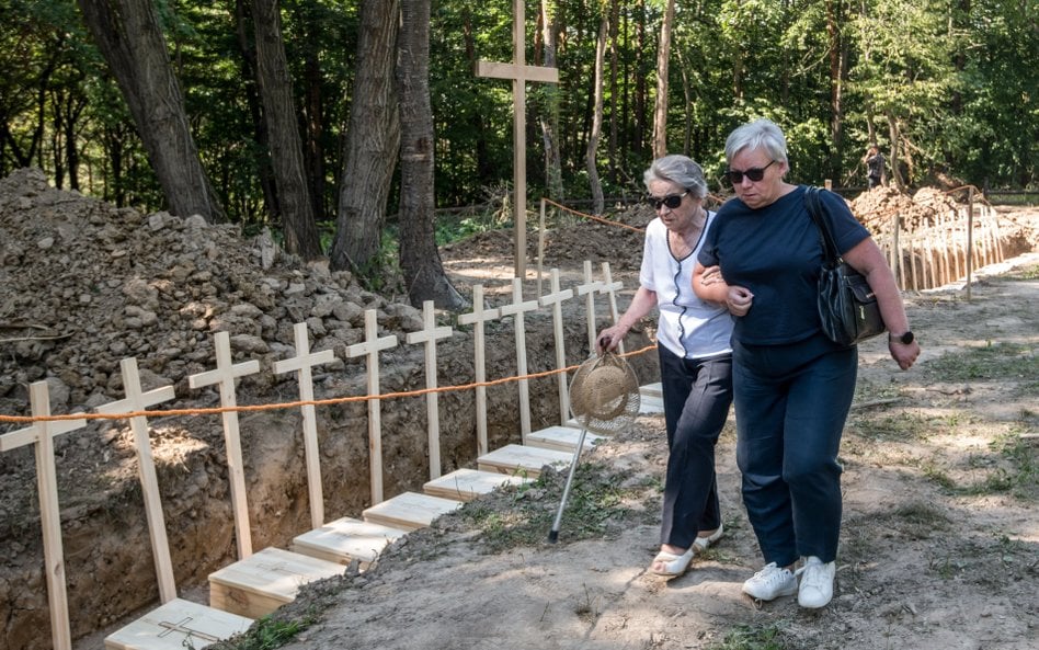 Pogrzeb ekshumowaych ofiar rzezi wołyńskiej na terenie wsi Puźniki