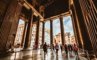 Latem 2023 roku władze włoskie zmieniły zasady wstępu do Panteonu w Rzymie. Odtąd trzeba kupić bilet