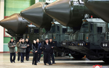 Kim Dzong Un w czasie wizyty w zakładach zbrojeniowych