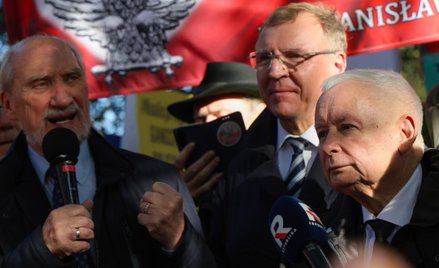 Antoni Macierewicz, Jacek Kurski i Jarosław Kaczyński przed Trybunałem Konstytucyjnym.