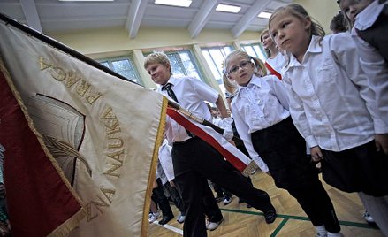 Wojewoda nie może podważyć nadania szkole sztandaru przez radę gminy - wyrok WSA